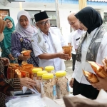 Wali Kota Kediri bersama wakilnya saat meninjau stan produk unggulan Kelurahan Sukorame. Foto: Ist