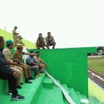 Cak Thoriq saat sidak proyek pembangunan stadion pertama kalinya.