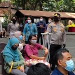 Kapolres Kediri Kota AKBP Wahyudi saat meninjau pelaksanaan vaksinasi kepada anak usia 12 tahun ke atas. foto: Muji Harjita/ BANGSAONLINE.com