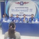 Sejumlah struktural DPW PAN Jatim dalam sesi konferensi pers Rakerwil II.