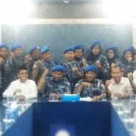 Anggota Satgas Simpatik bersama pengurus DPW PAN Jatim menyatakan siap membela Amien Rais bila mendapat kriminalisasi. foto: DIDI ROSADI/ BANGSAONLINE