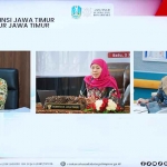 Gubernur Jatim, Khofifah Indar Parawansa (tengah) saat memimpin Rapat Pleno Pemprov Jatim via Zoom Meeting. (Ist)