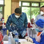 Wali Kota Kediri Abdullah Abu Bakar saat berdialog dengan salah satu pedagang yang mengikuti vaksinasi. (foto: ist.)