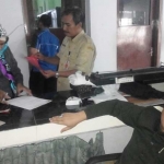 Staf Sekretariat DPRD Kota Mojokerto mendata mobil operasional Sekretariat DPRD pasca pengesahan PP 18/2017. Wakil rakyat akan mulai menikmati tambahan penghasilan setelah PAK nanti. foto: YUDI EP/ BANGSAONLINE