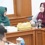 Anggota DPD RI asal Jawa Timur Lia Istifhama (kanan) saat bertemu dengan Bupati Magetan Nanik Endang Rusminiarti.