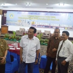 Bupati Gresik Sambari HR didampingi Dirut PDAM Muhammad bersama perwakilan BPPSPAM.