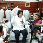 Wali Kota Risma saat jumpa pers di rumah dinas wali kota, Jalan Sedap Malam, Senin (11/11) sore. foto: YUDI A/ BANGSAONLINE