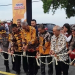 Wakil Bupati Tuban, Joko Sarwono, bersama Kepala Diskopumdag dan perwakilan jajaran forkompimda saat membuka acara 100 Persen Tuban ditandai dengan pemotongan pita.