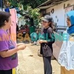 Paslon Wali Kota dan Wakil Wali Kota Kediri nomor urut 2, Ferry Silviana Feronica dan Regina Nadya Suwono (Fren) saat berbincang dengan warga Kelurahan Burengan. Foto: MUJI HARJITA/ BANGSAONLINE