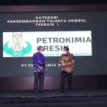 Direktur Utama Petrokimia Gresik Dwi Satriyo Annurogo saat menerima penghargaan. (foto: ist)