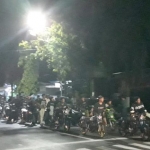 Para pembalap liar yang terciduk di depan Taman Makam Pahlawan Raden Wijaya diminta mendorong motor mereka ke Mapolres Blitar Kota.