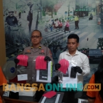 Kasi Humas dan Kasat Reskrim Polres Madiun Kota saat menunjukkan barang bukti. Foto: Hendro Suhartono/BANGSAONLINE