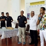 Kepala Dispora Bangkalan, Akhmad Ahadiyan Hamid, saat membuka lomba bulutangkis di Khayangan Sport Center.