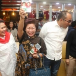 Bu Rudy bersemangat sambil mengangkat stiker bergambar paslon gubernur dan wagub Jatim nomor urut 2 Saifullah Yusuf (Gus Ipul) dan Puti Guntur Soekarno. 