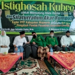 Prof. Dr. KH. Asep Saifuddin Chalim bersama Ikfina Fahmawati dan Gus Barra dalam acara Istighasah Kubro untuk Memotong Mata Rantai Covid-19 dan Silaturahim Akar Rumput Kader PPP Kabupaten Mojokerto Bersama Pengasuh Pondok Pesantren Amanatul Ummah Prof. Dr. KH. Asep Saifuddin Chalim, M.Ag dan Ketua Yayasan Amanatul Ummah, Ahad (12/7/2020). foto: MMA/ bangsaonline.com