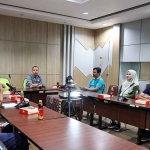 Kabag Administrasi Perekonomian Pemkot Kediri, Tetuko Erwin Sukarno, saat memimpin rapat. Foto: Ist
