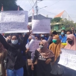 Suasana demo mahasiswa di depan gedung DPRD Jombang.
