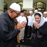 Calon Wakil Gubernur Jatim nomor urut 2 Puti Gubtur Soekarno saat sungkem kepada mantan Gubernur Jatim Imam Utomo.  
