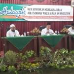 Pengasuh Pondok Pesantren Cipasung Jawa Barat KH. Ahmad Bunyamin Ruhiat, MSI, (tengah) bersama KH. Jamaluddin Mariajang (kanan), Rais Syuriah PWNU Sulawesi Tengah dan KHR. Ahmad Azaim Ibrahimy (kiri), pengasuh PP Salafiyah Syafiiyah Sukorejo Situbondo. Foto: BANGSAONLINE.com.

