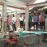 Komisi B DPRD Tuban saat meninjau pembanguan pasar Desa Punggulrejo. foto: AHMAD/ BANGSAONLINE