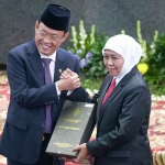 Gubernur Khofifah saat menerima Opini WTP dari anggota V BPK RI, Ahmadi Noor Supit.