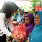 Wawali Kota Kediri Lilik Muhibbah saat menyerahkan hibah bansos Prodamas kepada salah satu warga kurang mampu.
