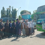 Bupati Bangkalan R. Abdul Latif Amin (pegang megaphone) saat melepas gelombang pertama santri Pesantren Sidogiri Pasuruan. 