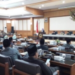 Paripurna pengambilan keputusan P-APBD 2019. foto: SYUHUD/ BANGSAONLINE
