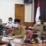 Wabup Moh. Qosim bersama Kapolres AKBP Arief Fitrianto dan Kodim 0817 Letkol Inf. Taufik Ismail saat Zoom Meeting dengan Gubernur Jatim. (foto: ist)