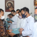 Seremoni penyerahan remisi diselenggarakan secara sederhana di gereja yang ada di lapas/rutan.