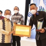 Bupati Fandi Akhmad Yani menerima penghargaan dari Menteri Investasi/BKPM RI Bahlil Lahadalia. foto: ist.