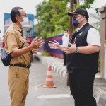 Bupati Kediri, Hanindito Himawan Pramana, saat berdiskusi dengan Plt. Kepala DPUPR Kabupaten Kediri, Irwan Candra Wahyu Purnama. Foto: Ist.