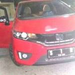 Mobil operasional nisa-syah yang dikepruk orang tak dikenal. foto: realita