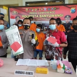 Kapolresta Banyuwangi Kombes Pol. Arman Asmara Syarifuddin, S.I.K., menunjukkan tersangka dan barang bukti. (foto: ist)