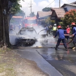 Petugas PMK saat berjibaku memadamkan api.