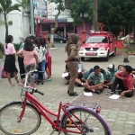 MIRIS: Puluhan Pelajar Zaman now bolos massal. Tampak sepeda bantuan  Wali Kota Blitar juga dilepas sadelnya.