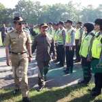 Pengecekan pasukan saat gelar pasukan operasi ramadniyah 2017 di Alun-Alun Kabupaten Jombang, Senin (19/6/2017). foto: ROMZA/ BANGSAONLINE