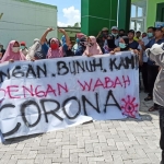 Warga Sidodadi Kecamatan Candi, Kabupaten Sidoarjo, saat menggelar demo menolak keputusan Pemkab Sidoarjo yang menetapkan Puskesmas Sidodadi sebagai tempat isolasi pasien Covid-19.