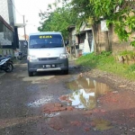 Jalan di Kaliayar, Bangil, sering tergenang  air saat hujan.