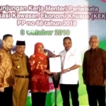 Foto bersama usai penandatanganan kerja sama dilakukan oleh Dirut PT Intelegensia Graha Tama David Santoso, dan Eksekutif Vice President Telkom Regional V Jatim Bali Nusra Suparwiyanto, juga Dirut PLN serta Dirut Perum Tirta Kanjuruhan Kabupaten Malang.