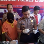 Dua pelaku dukun gadungan saat diamankan di Mapolres Lamongan. foto: NURQOMAR/ BANGSAONLINE