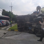 Kondisi truk yang terguling usai dihantam bus Sumber Selamat.