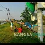 MERAYAP: Ratusan kendaraan mengular karena terjebak macet di jembatan ploso Kabupaten Jombang. foto: ROMZA/ BANGSAONLINE