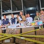Barang bukti yang diamankan dari gudang kosmetik ilegal di Tangerang