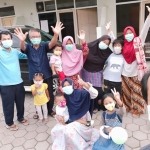 11 pasien yang telah dinyatakan sembuh dari Covid-19 di Kabupaten Probolinggo foto bersama.