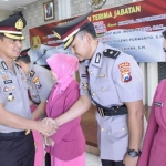 Kapolresta Sidoarjo Kombes Pol. Zain Dwi Nugroho saat memberikan ucapan selamat.