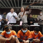Polres Tanjung Perak saat mengekspose anggota gangster guk-guk yang ditangkap.