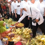 Gubernur Jawa Timur Khofifah Indar Parawansa melakukan inspeksi mendadak (sidak) ketersediaan stok bahan pokok di Pasar Anom Baru, Kabupaten Sumenep, Senin (3/6) siang. foto: ist