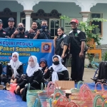 Beberapa Pengurus Kosti Kediri dan anggota PDKK saat berfoto bersama usai penyaluran paket sembako di Desa Branggahan. foto: MUJI HARJITA/ BANGSAONLINE