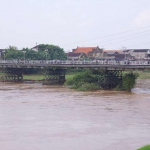 Belum juga dilanjutkan Jembatan Brawijaya, membuat beban jembatan lama peniggalan zaman Belanda, semakin berat.